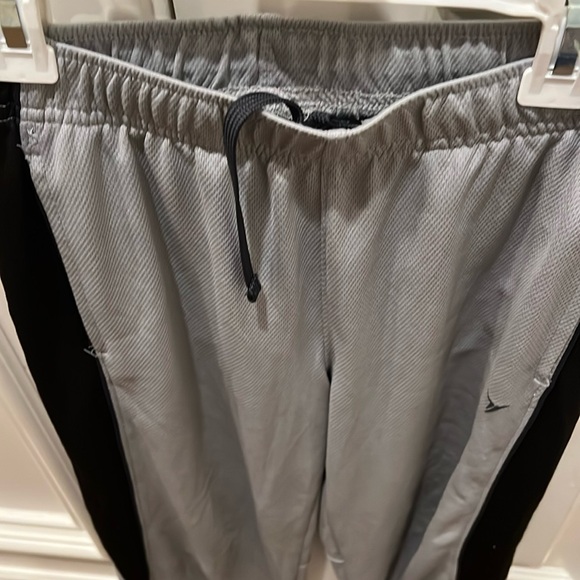 Size large Old Navy, active lightweight performance pants, and light grey - Picture 4 of 8